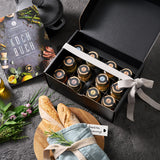 Offene Geschenkbox mit Deko