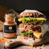 Frikadellen Gewürz neben geschmierten Broten