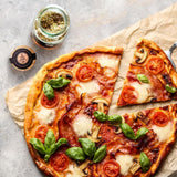 Pizza Gewürz neben Pizza