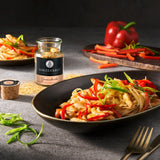 Gemüsebrühe neben Asiawok mit Hähnchen