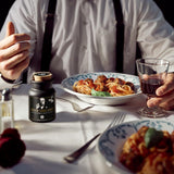 Pasta Corleone Gewürz neben Polpette al sugo Pasta auf gedecktem Tisch