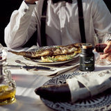 "Die Nachricht" Gewürz neben gebackener Forelle auf gedecktem Tisch