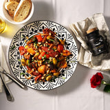 "Die Nachricht" Gewürz neben Carponata auf gedecktem Tisch