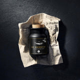 "Die Nachricht" Gewürz in Zeitung vor schwarzem Hintergrund