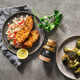 Brathähnchen Gewürz zwischen Hähnchen und Brokkoli auf Tellern