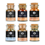 Korkengläser des Airfryer Gewürz-Sets übereinander auf weißem Hintergrund.