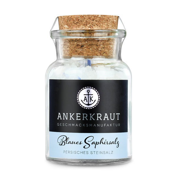 Blaues Salz von Ankerkraut im Korkenglas auf weißem Hintergrund.