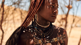 Eine hübsche Namibierin trägt traditionellen Schmuck.
