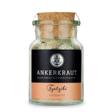 Tzatziki von Ankerkraut im Korkenglas auf weißem Hintergrund.