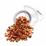 Gebrannte Mandel Tee von Ankerkraut als Häufchen in einem offenen Teesieb.