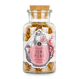 Grüner Rotbuschtee von Ankerkraut im Korkenglas auf weißem Hintergrund.