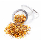 Grüner Rotbuschtee von Ankerkraut als Häufchen in einem offenen Teesieb.