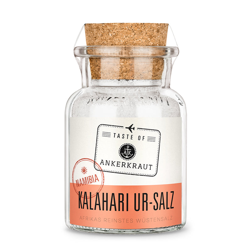 Ankerkraut Kalahari Ur-Salz im Korkenglas auf weißem Hintergrund.
