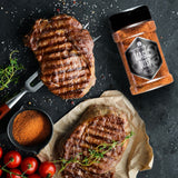 Saftige, gegrillte Steaks neben einem Magic Dust Streuer,