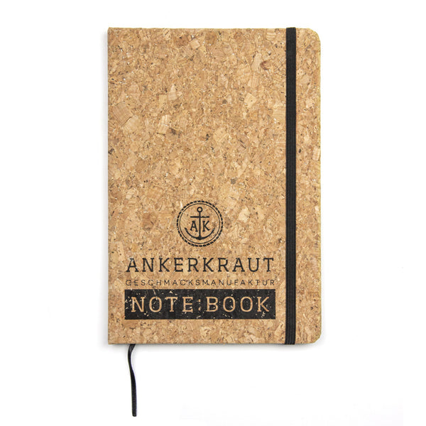 Notizbuch aus Kork mit Ankerkraut Logo als Aufdruck vor weißem Hintergrund.