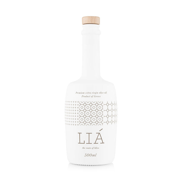 Olivenöl Premium von Liá in weißer Flasche auf weißem Hintergrund.