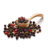 Pfeffer zum Nachfüllen von Ankerkraut als Häufchen auf einem Gewürzlöffel.