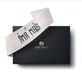 Premium Hochzeit Geschenk-Box aus schwarzem Karton mit diagonaler Banderole.