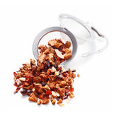 Ankerkraut Strawberry Muffin Tee als Häufchen in einem offenen Teesieb.