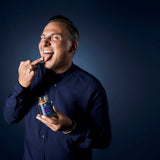 Tim Raue leckt an seinem Mittelfinger, nachdem er damit in das Salty Szechuan Pepper Gewürz gedippt hat.