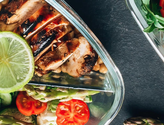 Meal Prep mit Hähnchen und frischem Gemüse.