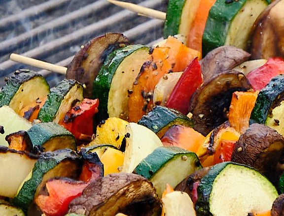 Gemüsespieße auf dem Grillrost mit Zucchini, Pilzen, Paprika und mehr.