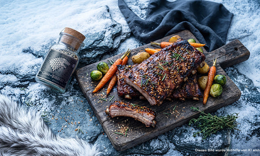 Saftige Spareribs aus dem Backofen auf einer Holzplatte, mit Rosmarin und granuliertem Knoblauch garniert.