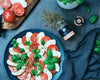 Tomaten-Mozzarella Rezepte: Platte serviert mit Ankerkraut Tomate Mozzarella Gewürz und Basilikum