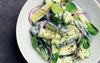 Gurkensalat Soße: Cremiger Gurkensalat in Schüssel serviert