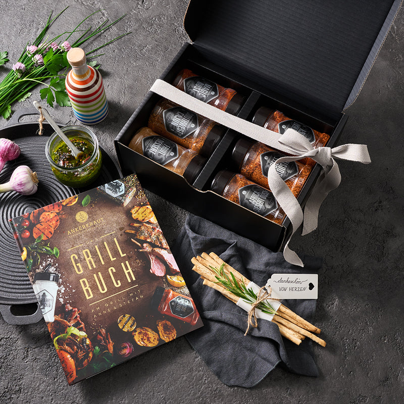 Offene Geschenkbox mit Buch und Deko 