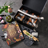 Offene Geschenkbox mit Buch und Deko 