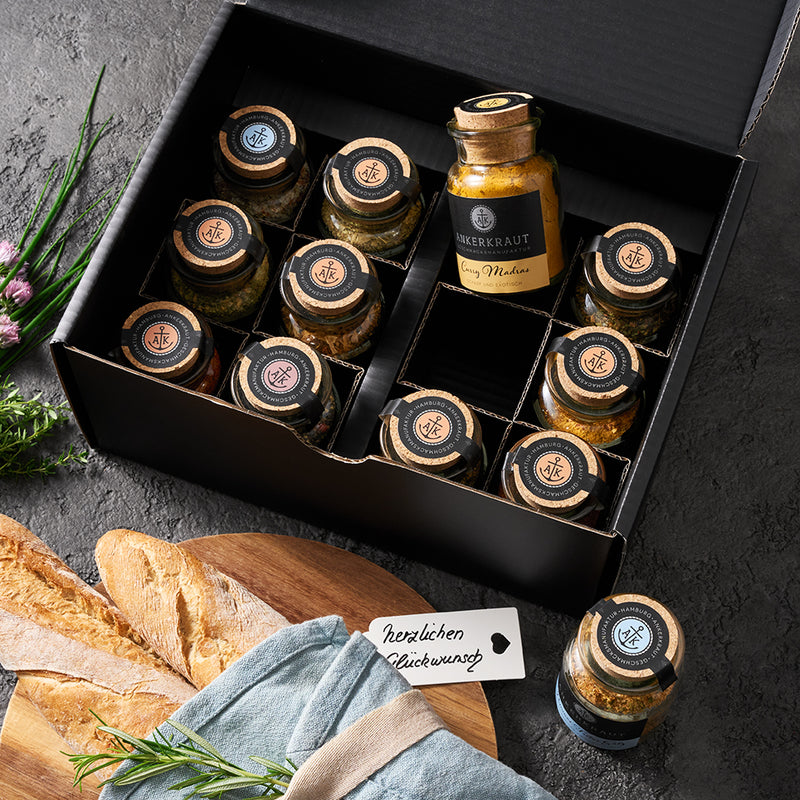 Offene Geschenkbox mit Deko