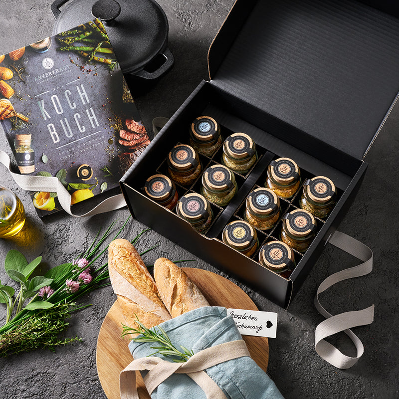 Offene Geschenkbox mit Deko