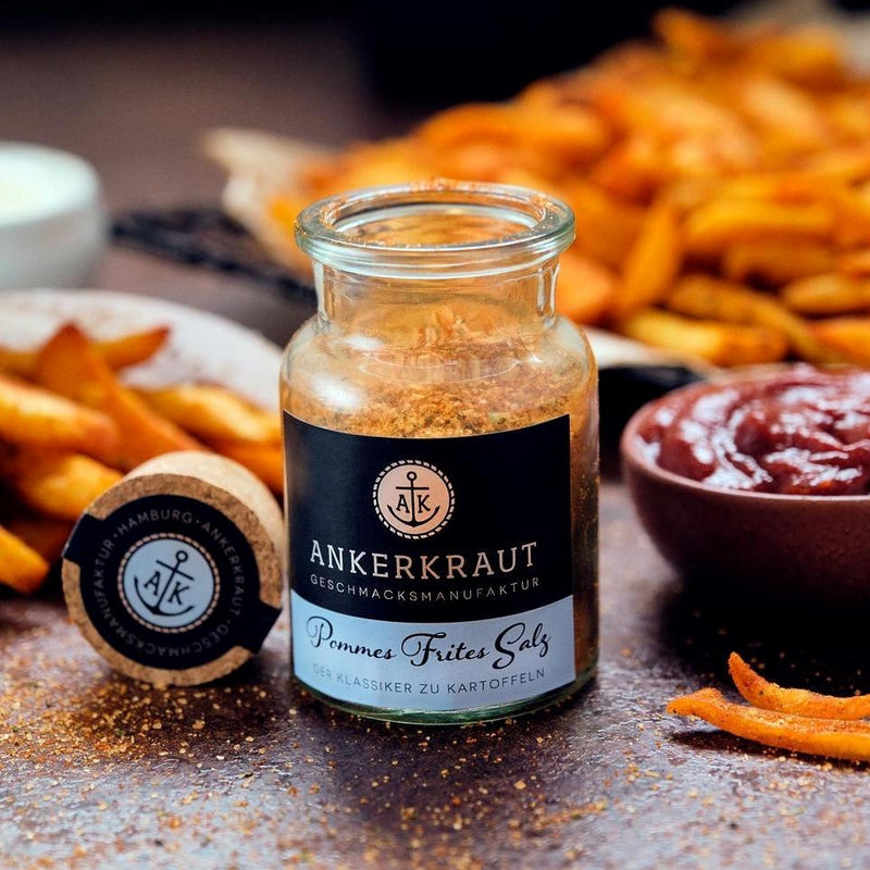 Pommes Frites Salz steht neben Pommes und Ketchup