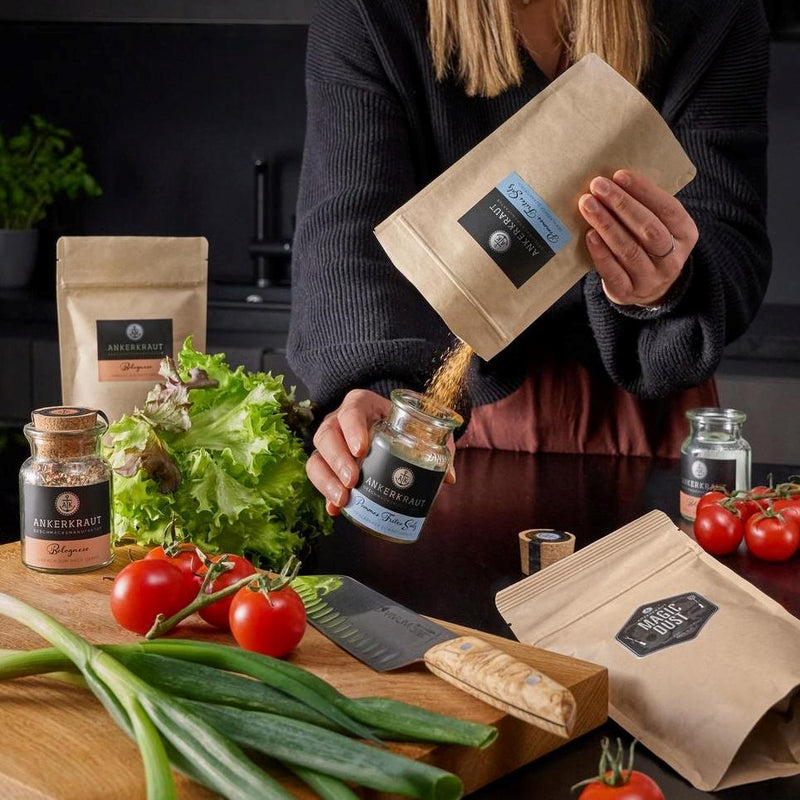 Pommes Frites Salz wird von Frau von einem Nachfüllbeutel ins Korkenglas umgefüllt