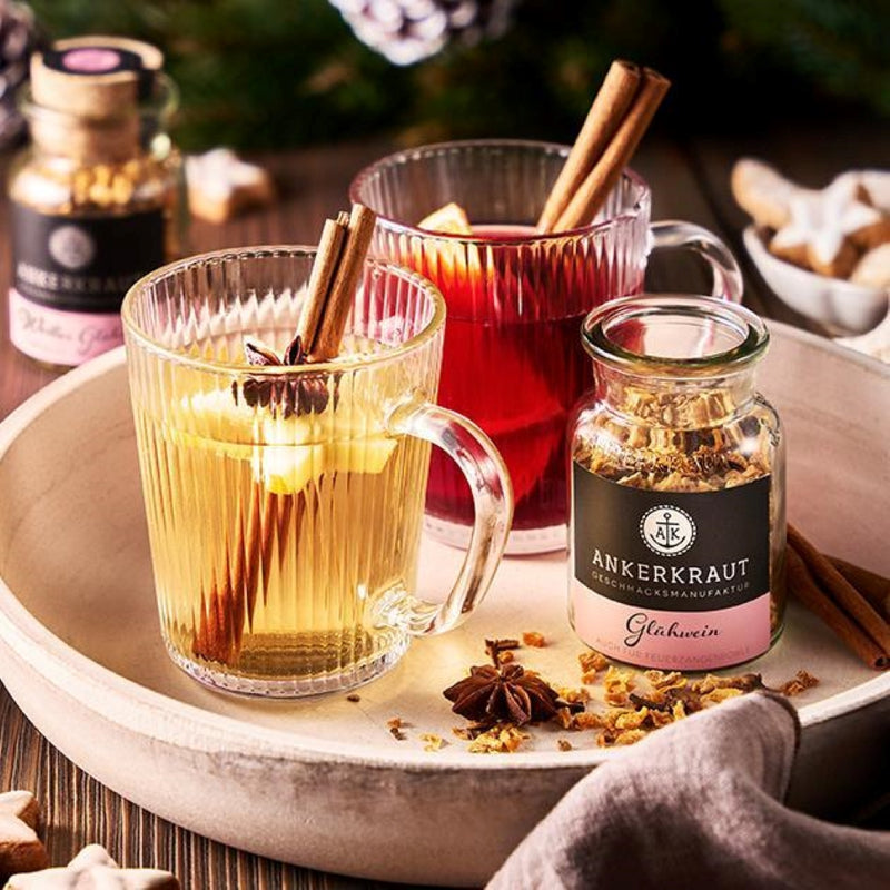 Glühwein Gewürz steht neben weißem und rotem Glühwein