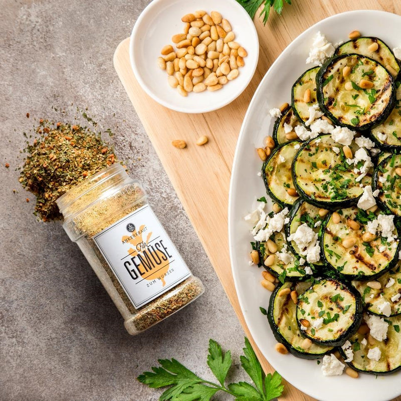 Gemüse Gewürz liegt neben gegrillten Zucchini-Scheiben