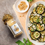 Gemüse Gewürz liegt neben gegrillten Zucchini-Scheiben