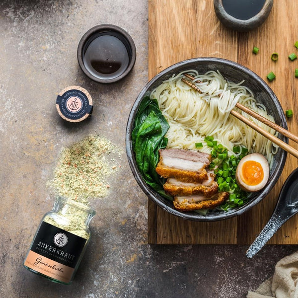 Gemüsebrühe neben Ramen