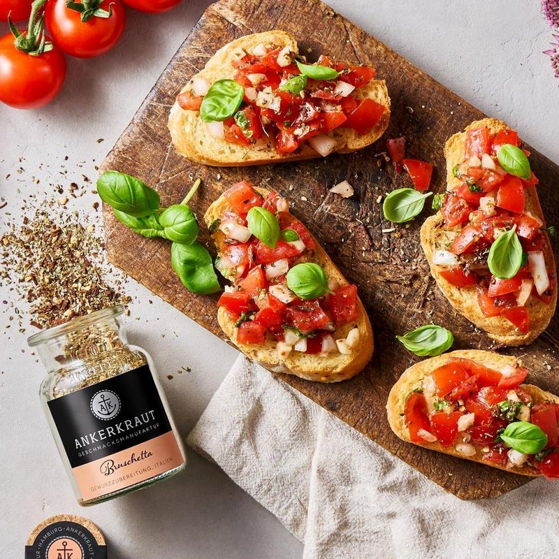 Ankerkraut Bruschetta neben Bruschetta-Broten