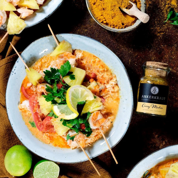 Curry Madras neben Curry mit Garnelen