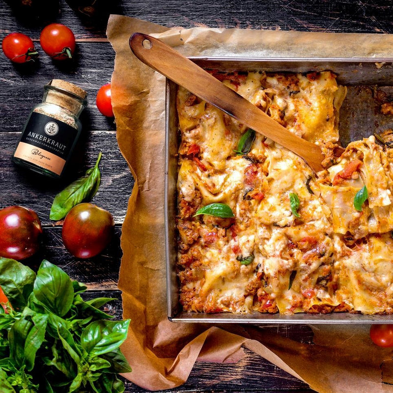 Bolognese neben Lasagne