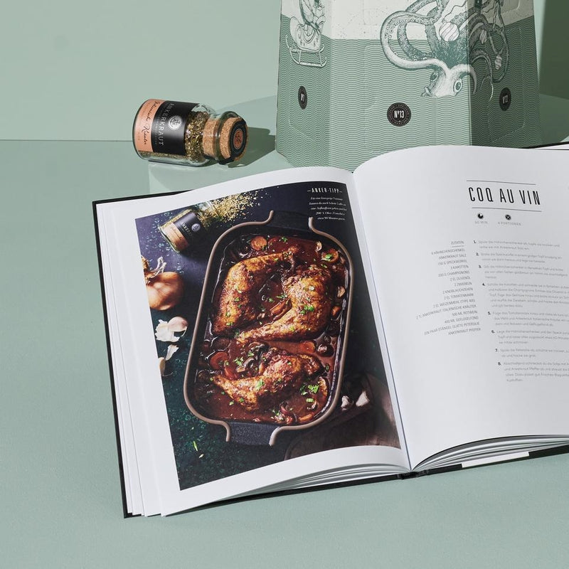 Aufgeschlagenes Best of Kochbuch vor Best of Adventskalender