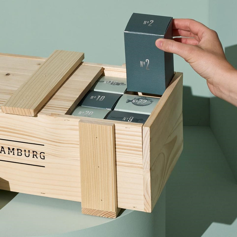 Türchen wird aus dem Deluxxe Adventskalender gehoben