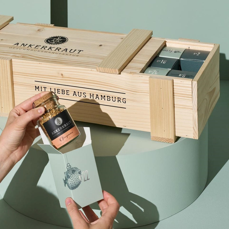 Türchen wird vom Deluxe Adventskalender ausgepackt