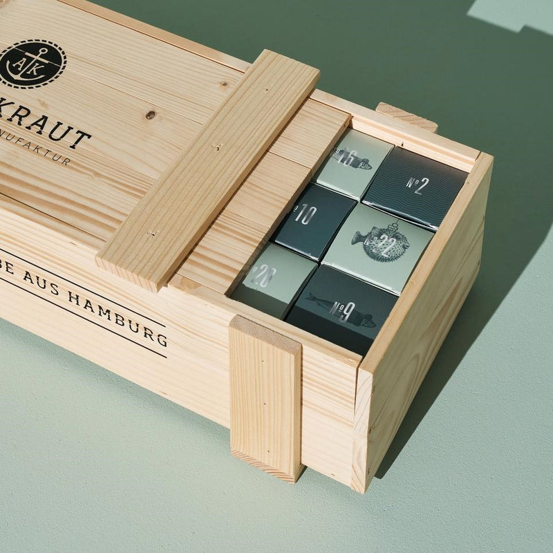 Deluxe Adventskalender leicht geöffnet, Türchen sind zu sehen