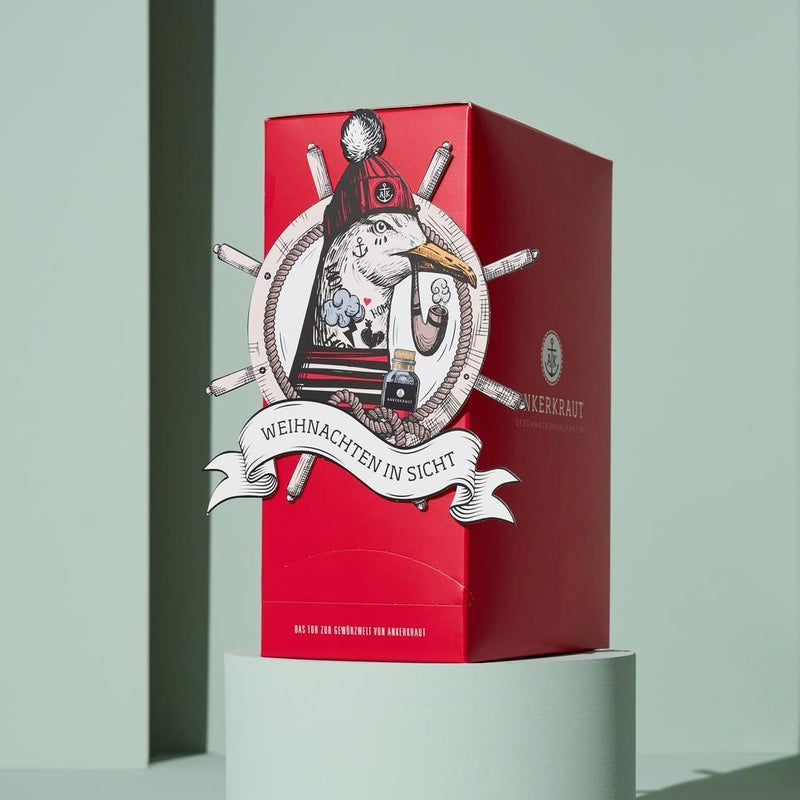 Kochen Adventskalender vor grünem Hintergrund auf Podest