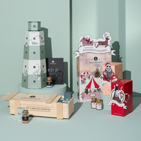 Kochen-, Tee-, Premium-, Best of - und Deluxe Adventskalender vor grünem Hintergrund 