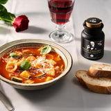 Pasta Corleone Gewürz neben Minestrone auf gedecktem Tisch