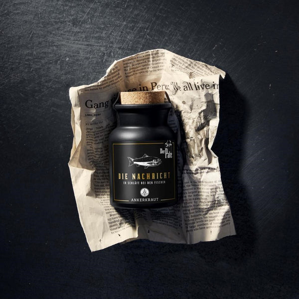 "Die Nachricht" Gewürz in Zeitung vor schwarzem Hintergrund